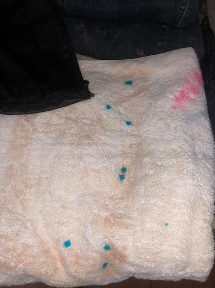 Pontos azuis mostram onde o narcoteste foi realizado no tecido &mdash; Foto: Reprodu&ccedil;&atilde;o/Redes sociais