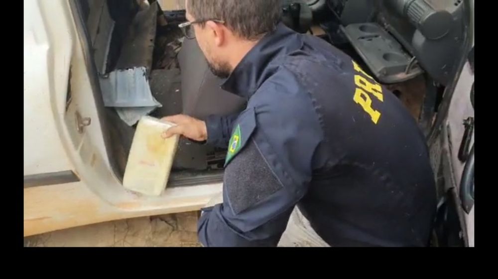 Droga estava em compartimento de carro — Foto: PRF/Reprodução