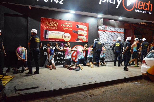 FLAGRANTE - Grupo de foliões é preso com arma de fogo