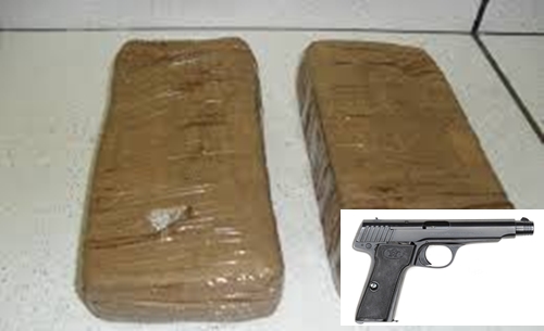 Dois menores foram apreendidos com droga e arma dentro de um taxi, na BR-425