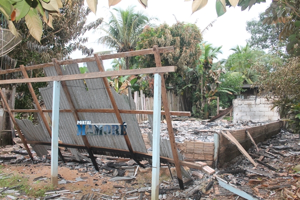 CASA É INCENDIADA NO BAIRRO SÃO JOSÉ