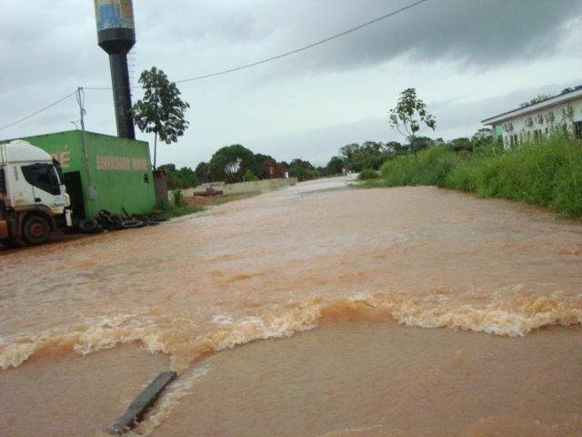 Pessoa é levada pela água da chuva