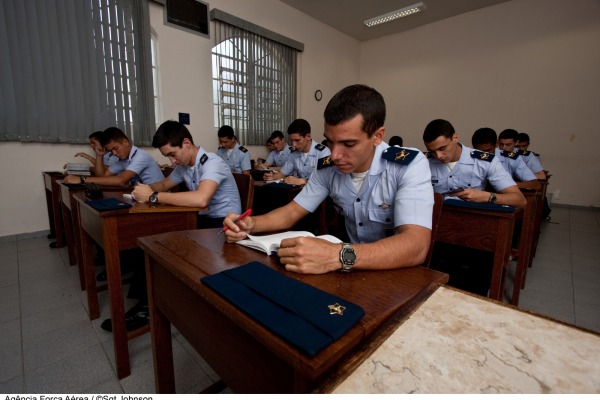 Força Aérea lança novo concurso para ensino fundamental completo