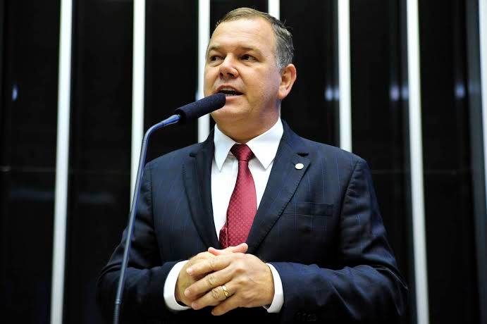 Vereadores poderão ter mandato de 2 anos, afirma deputado Lúcio Mosquini