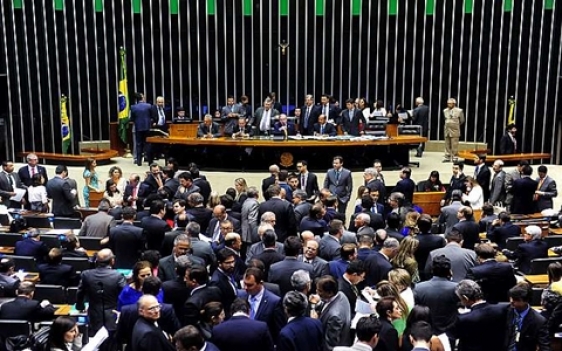CÂMARA APROVA MANDATO DE CINCO ANOS PARA TODOS OS CARGOS ELETIVOS