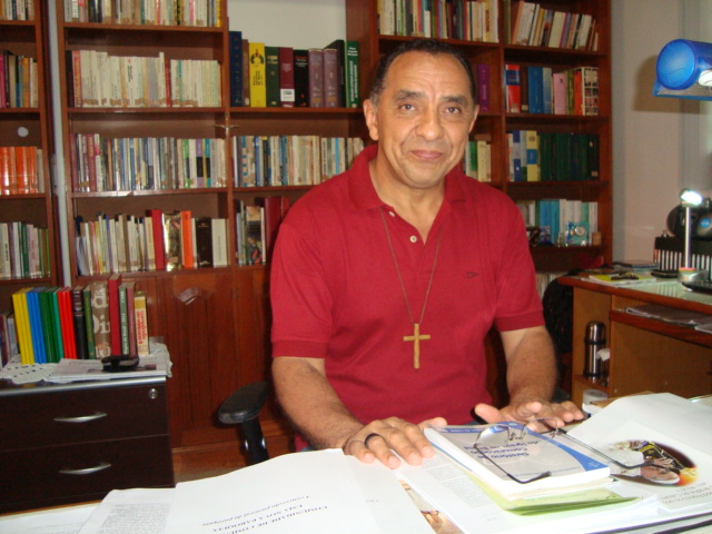 BISPO CELEBRA MISSA DO DIA DOS PAIS NO DIVINO ESPÍRITO SANTO
