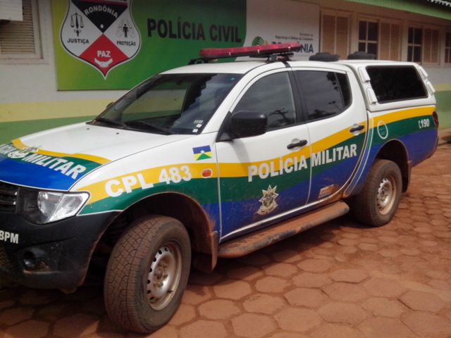 Dupla resiste a prisão e tenta agredir policiais militares com terçado, mas é imobilizada e detida.