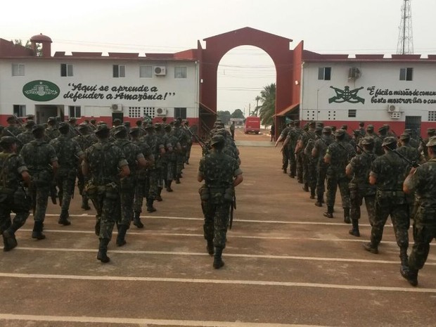 PM E EXÉRCITO CELEBRAM DIA DO SOLDADO COM FORMATURA