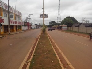 Outro acidente de trânsito no domingo, moto tomba ao colidir com quebra molas