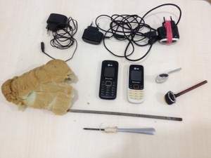 Agentes encontram celular jogado no pátio de presídio em Guajará.