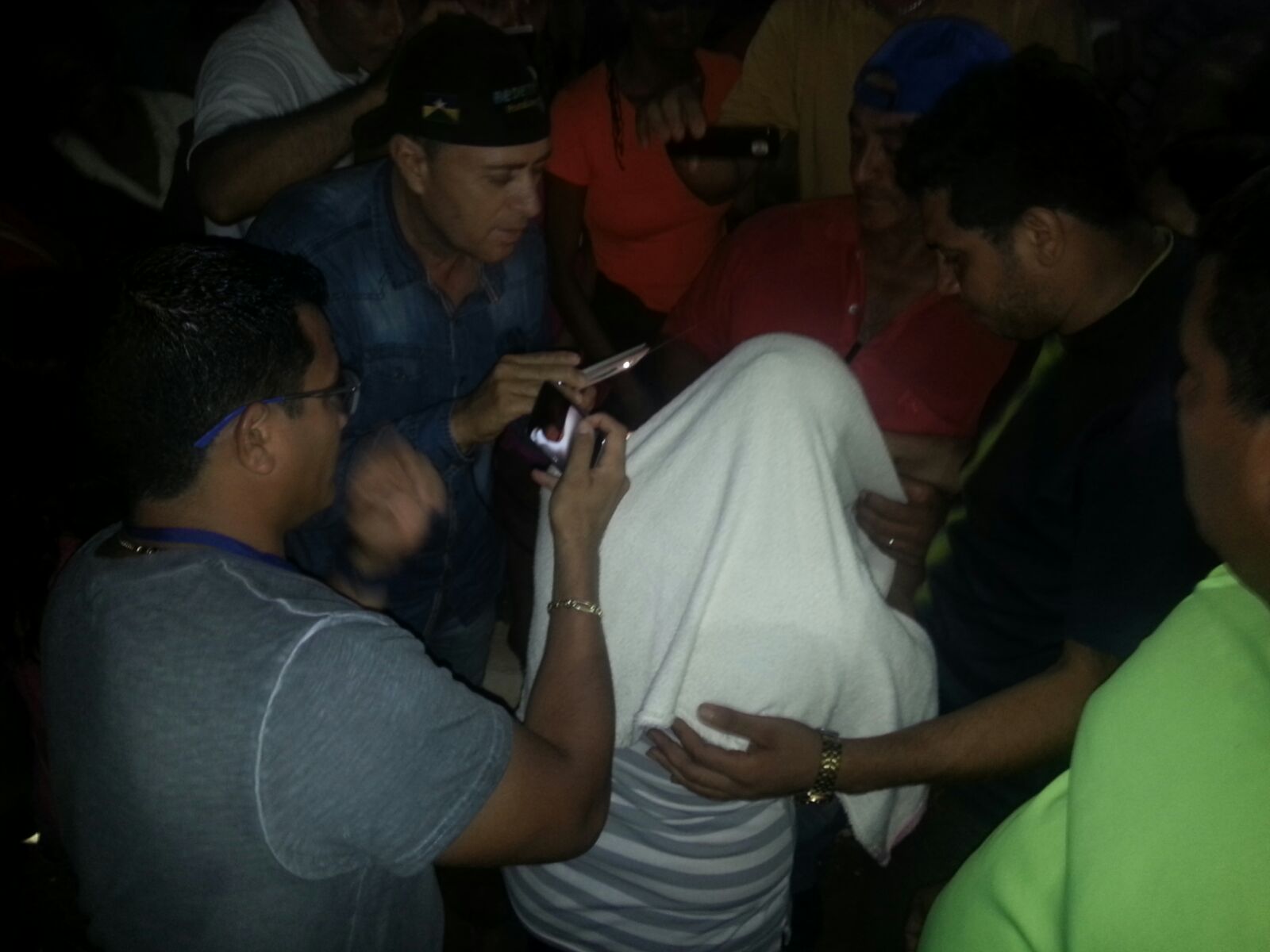 MULHERES SAEM DO PRESÍDIO E DIZEM QUE DOIS DETENTOS FORAM MORTOS PELA POLÍCIA.