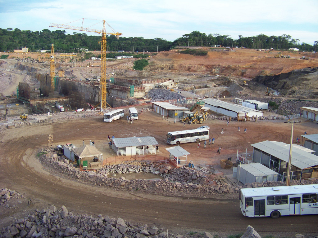 Atingidos pela barragem protestam na BR 364 contra Concessionária de Jirau