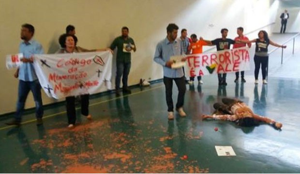 MANIFESTANTES JOGAM LAMA NO CONGRESSO E SÃO PRESOS