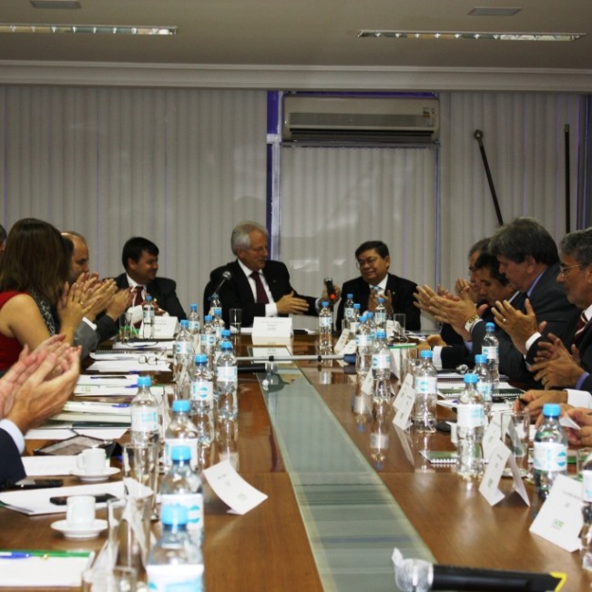 NORONHA PARTICIPA DE REUNIÃO EM BRASÍLIA