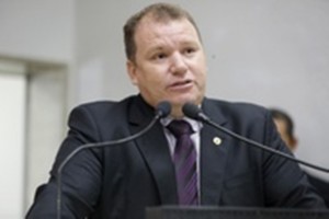 Reordenamento na educação provoca crise em Guajará-Mirim, diz Dr. Neidson