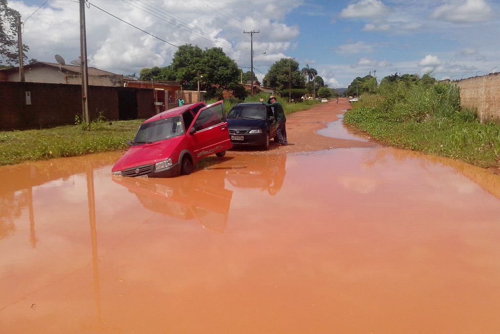 Carro fica atolado em plena via pública