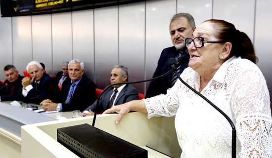 Lucia Tereza pede informações sobre asfalto da estrada do calcário