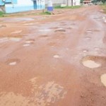 Buracos em avenida fazem agente dos correios perder encomendas