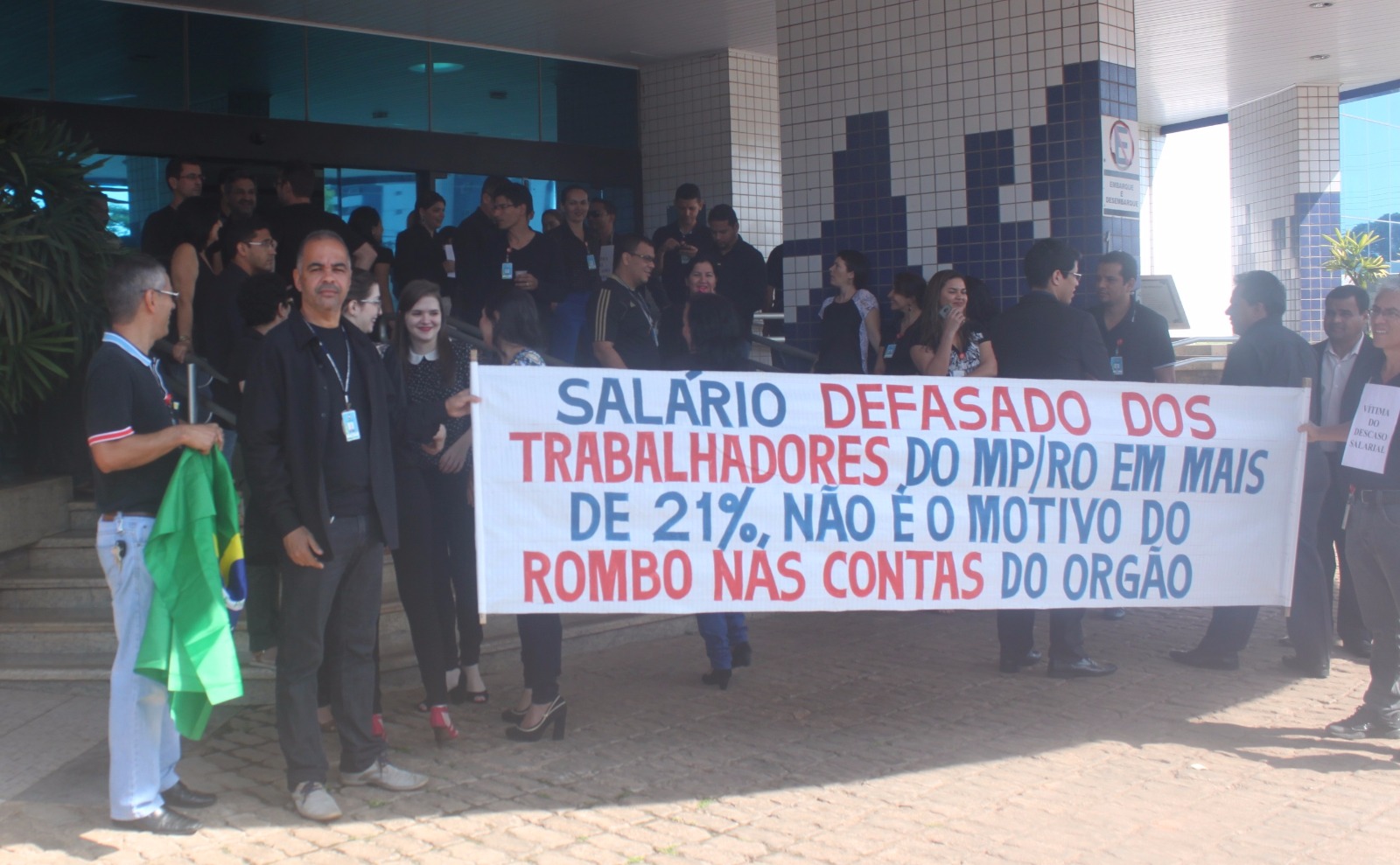 Servidores do MP/RO vestem camisa preta pela reposição salarial