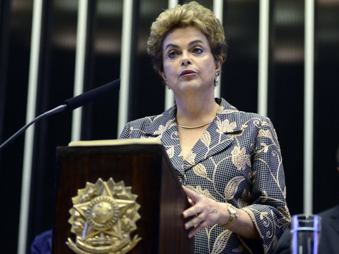 COM SENADORES, DILMA AVALIA CHANCE DE REVERTER AFASTAMENTO