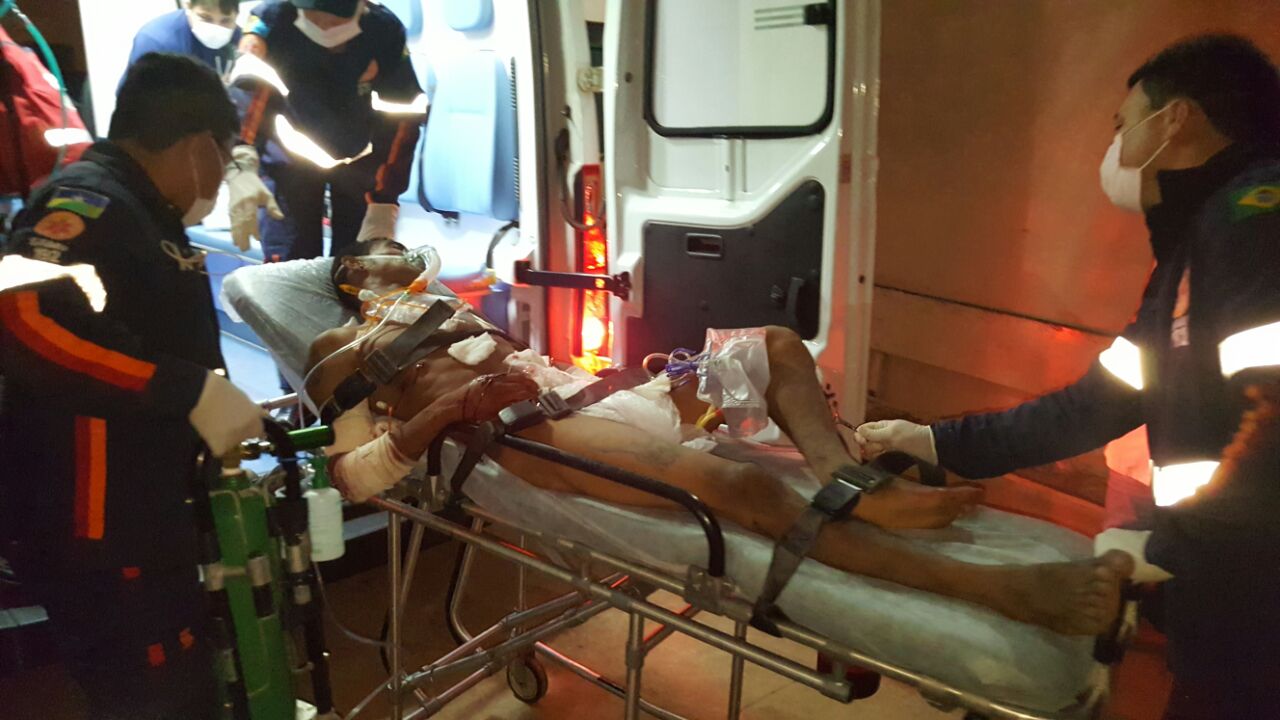 JOVEM QUE ATEOU FOGO NA CASA DA MÃE É ALVEJADO COM QUATRO TIROS