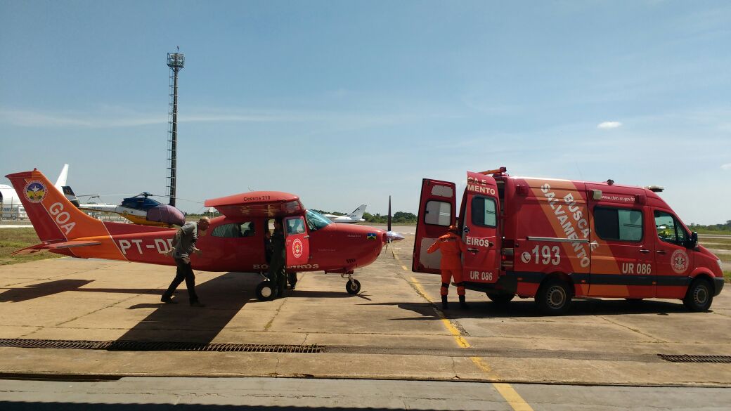Crianças queimadas em incêndio chegam em avião do Corpo de Bombeiros