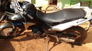 Bolivianos são flagrados em Porto Clandestino de Guajará com moto que ia ser cruzada para a Bolívia