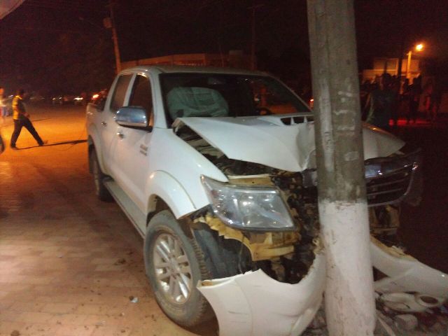 Empresário perde o controle do veiculo e colide com poste em avenida central de Guajará-Mirim.