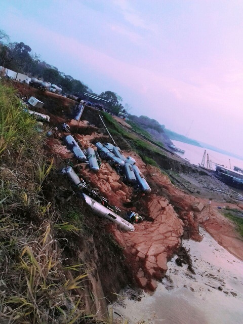 TRAGÉDIA - Barranco cede e afunda mais de 10 carretas, cinco caminhoneiros estão desaparecidos
