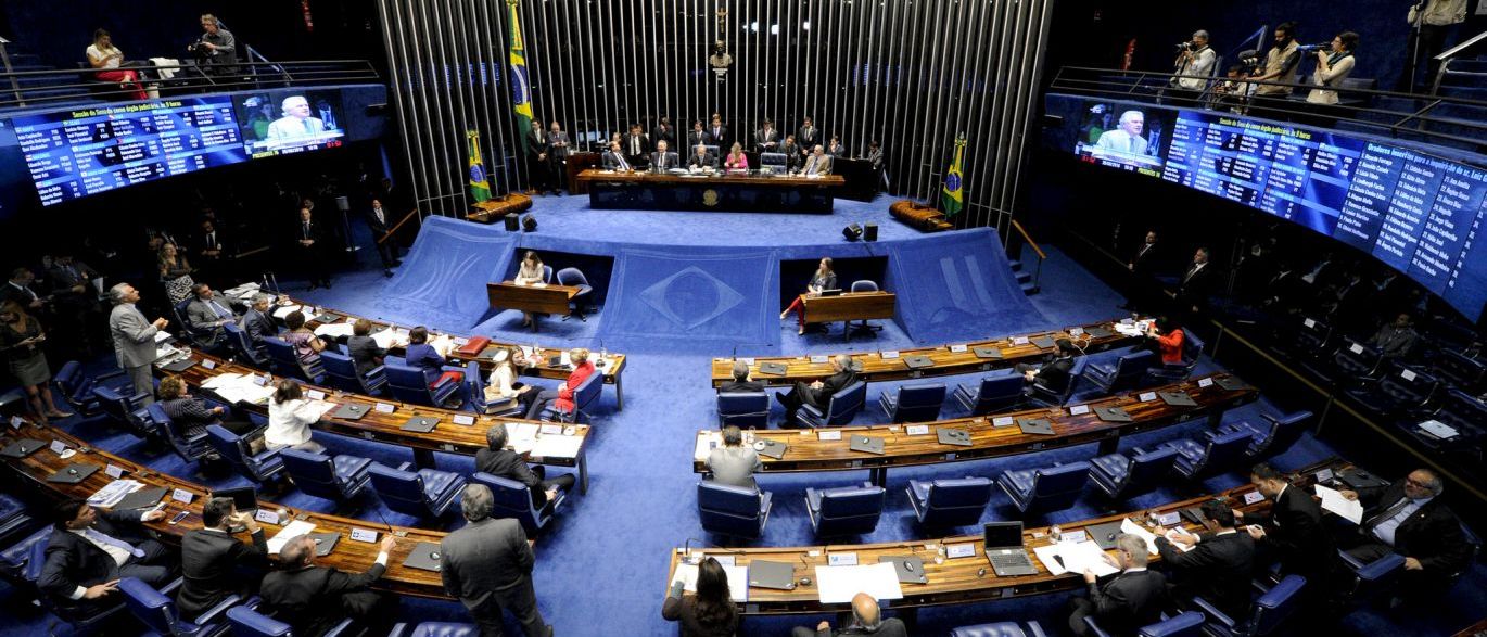 Senadores e deputados podem perder alguns benefícios