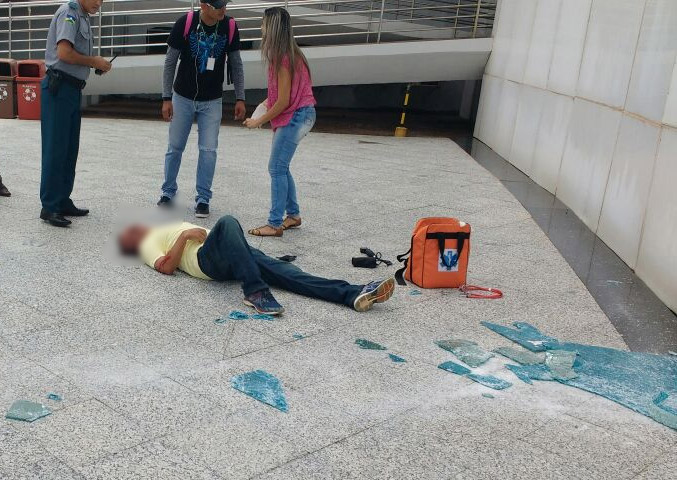 Médico atingido por vidro no CPA segue em coma