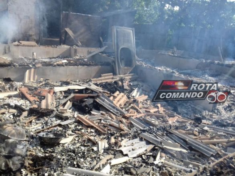 Polícia encontra corpo carbonizado debaixo de escombros de casa incendiada