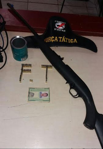 Após discussão por um beijo, homem saca rifle e atira em colega