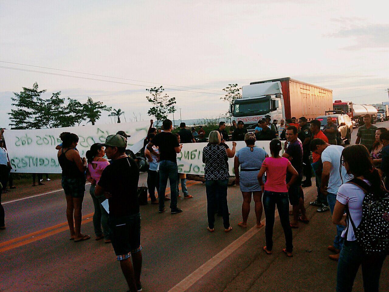 BLOQUEIO  Manifestantes fecham trecho da BR-364 em Jaci