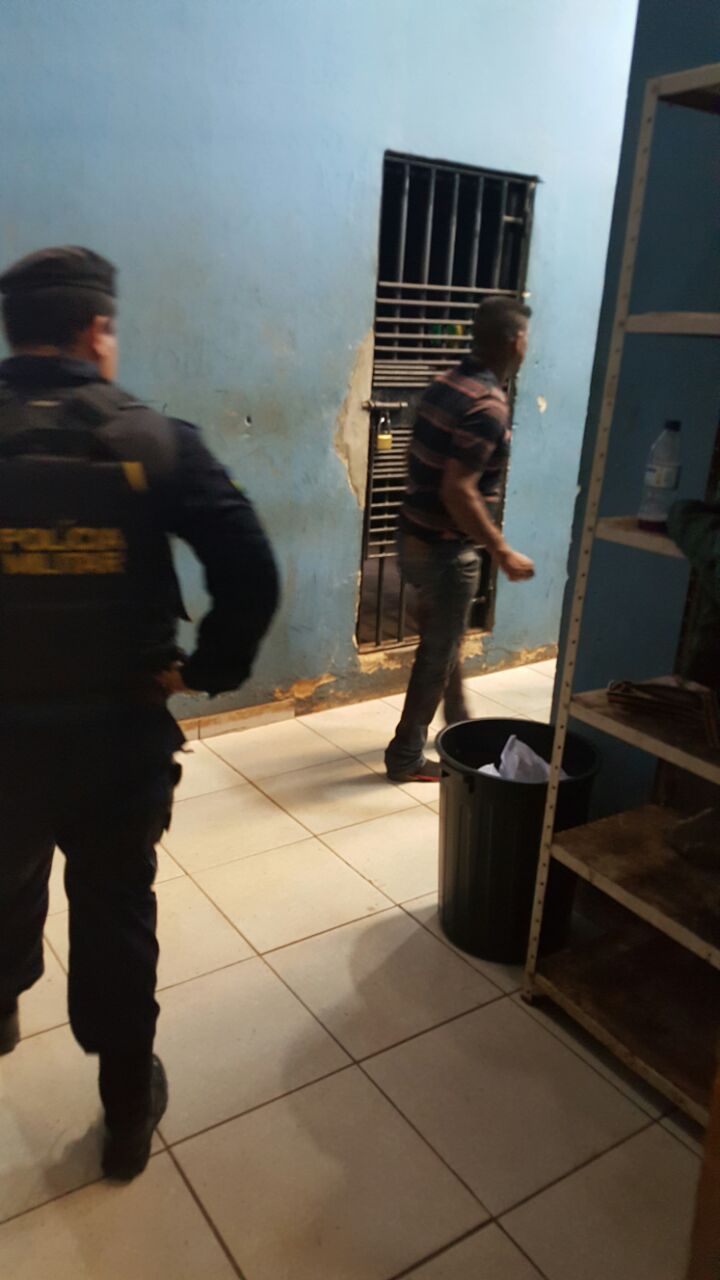 Homem embriagado tenta matar ex-esposa com uma pá