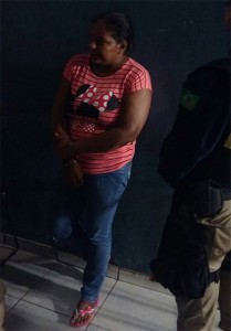Traficante é presa com droga fixada ao corpo na BR-364