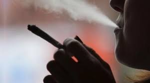 Jovem denuncia na Policia que foi fumar drogas com pessoas e tomaram seu aparelho celular