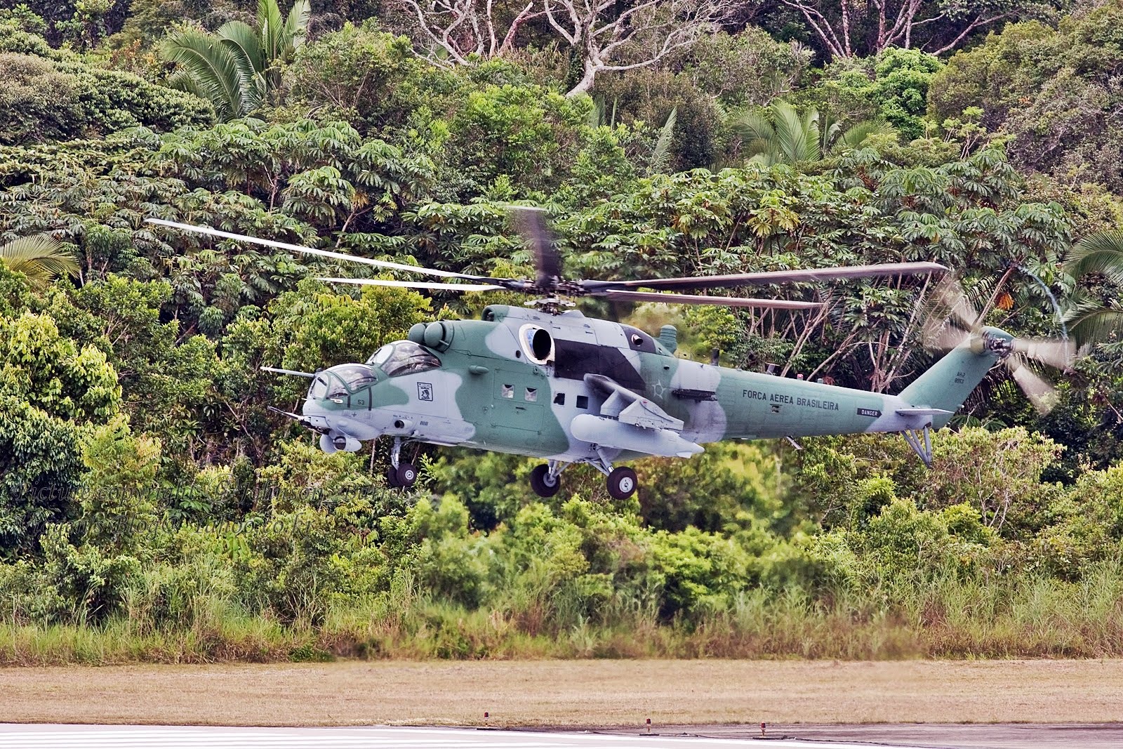 Helicóptero da Base Aérea faz pouso forçado em mata próximo a UHE Santo Antônio