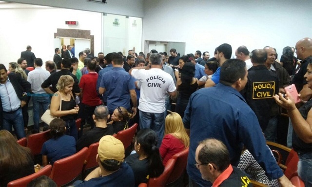 Policiais civis decidem manter ocupação da Assembleia até a votação do PCCS