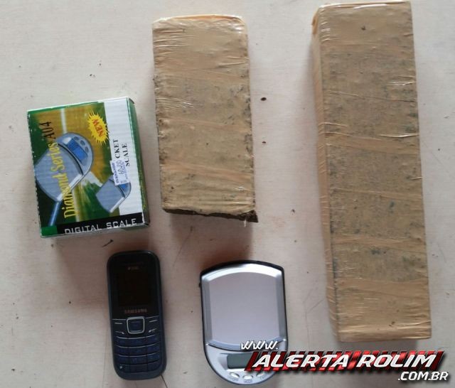 TRÁFICO: Após denúncia anônima, mulher é presa pela PM com quase 1 kg de droga