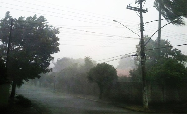 TEMPO - Quinta-feira com pancadas de chuva em todo estado