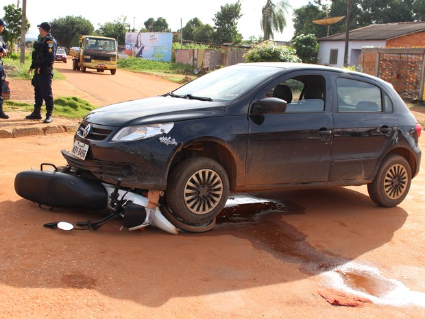 BATIDA ENTRE MOTO E CARRO DEIXA TRÊS PESSOAS FERIDAS EM RUA DE GUAJARÁ