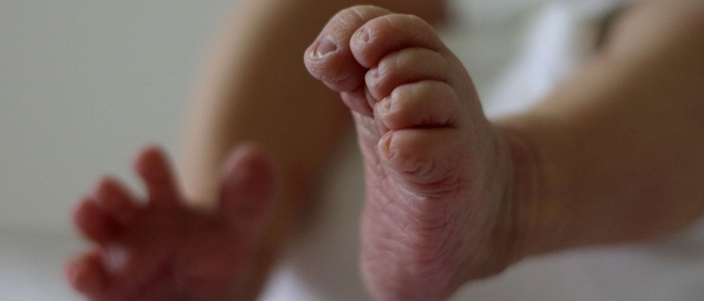 MÃE ABANDONA FILHA RECÉM-NASCIDA EM LIXEIRA E SE ARREPENDE, DIZ POLÍCIA
