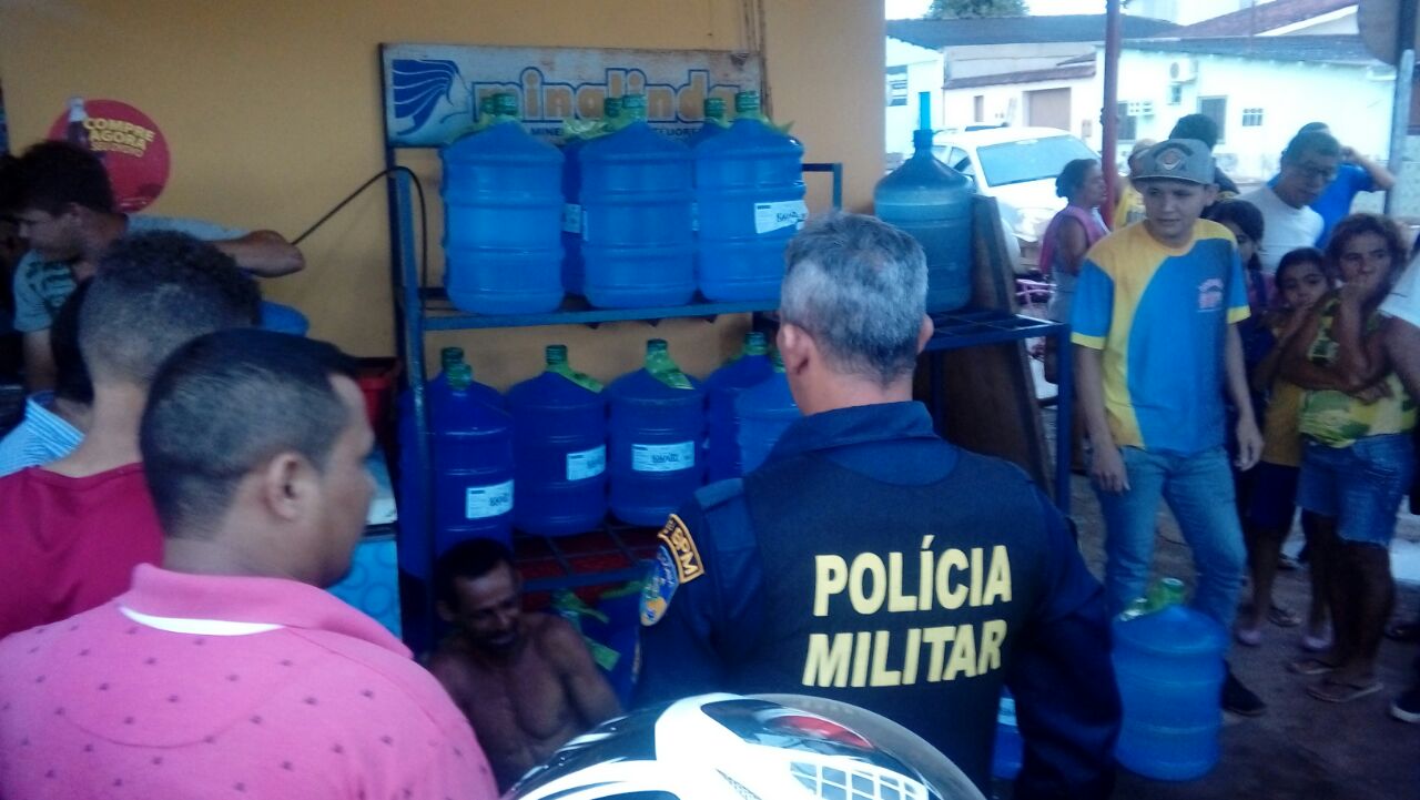 JUSTIÇA COM AS PRÓPRIAS MÃOS: Homem é surrado após roubar bolsa de mulher Redação Do Rondonoticias Porto Velho, Rondônia: Um homem, identificado apenas pelo primeiro nome de Paulo