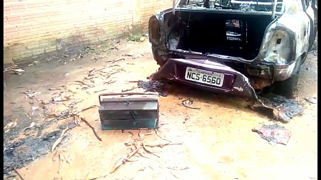 BANDIDOS ARMADOS INVADEM RESIDÊNCIA, PRATICAM ROUBO E INCENDEIAM AUTOMÓVEL