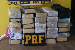 PRF PRENDE TRAFICANTES TRANSPORTANDO 31 QUILOS DE DROGAS EM MONTE NEGRO, ADQUIRIDAS EM GUAJARÁ-MIRIM