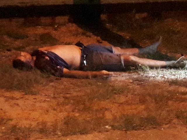 Homem de 21 anos é perseguido e morto com oito tiros