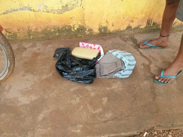 POLICIAIS CIVIS FLAGRAM ADOLESCENTE COM DROGA EM PORTO CLANDESTINO DE GUAJARÁ.