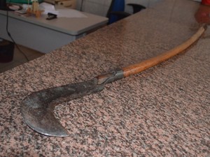 Homem é encontrado morto a golpes de foice no quintal de casa