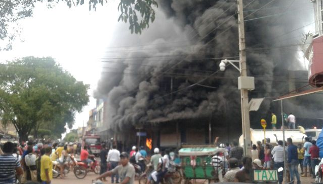 FOGO - Curto circuito provoca incêndio no centro comercial de Guayaramerin